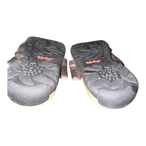 Taos Footwear Metallic Bronze Sandals - Picture 4 of 5